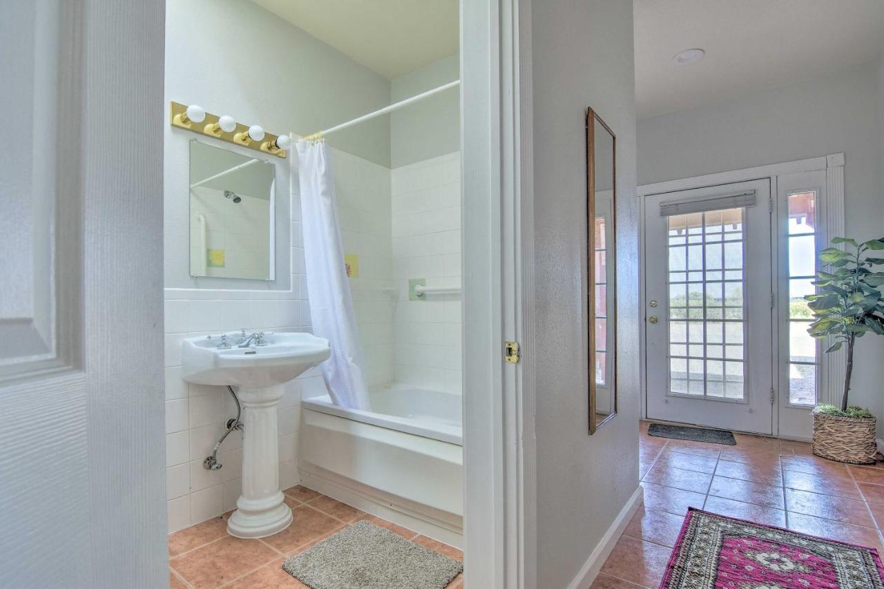 Single-Story Eloy Apartment With Patio Space! Bagian luar foto